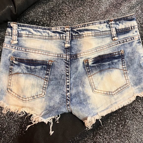 Cut off Jean shorts - Picture 2 of 3